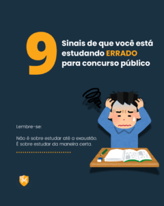 Concurseiro estudando com apostilas e computador para concurso público