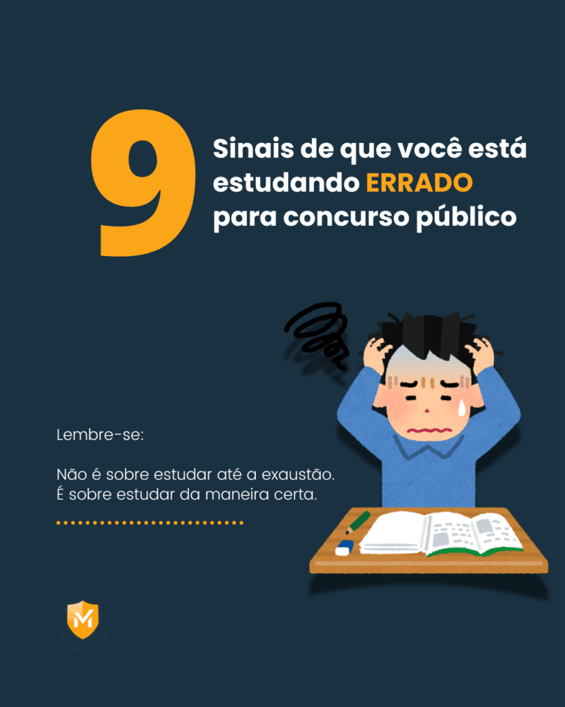 Concurseiro estudando com apostilas e computador para concurso público
